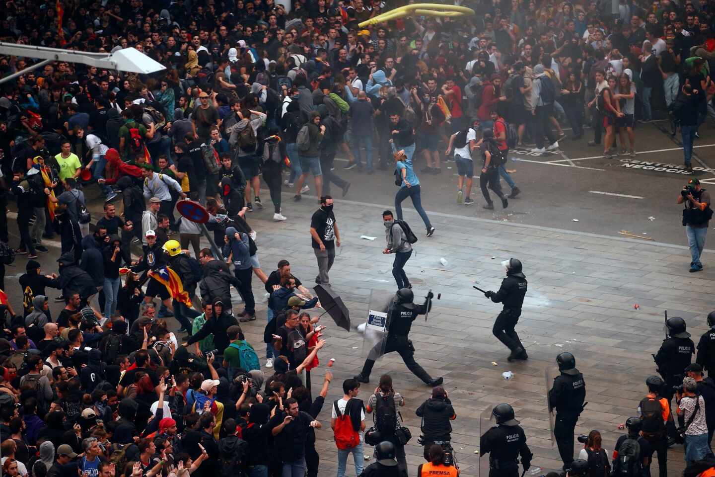 Los Mossos cargan contra activistas independentistas que intentan paralizar el Aeropuerto de El Prat