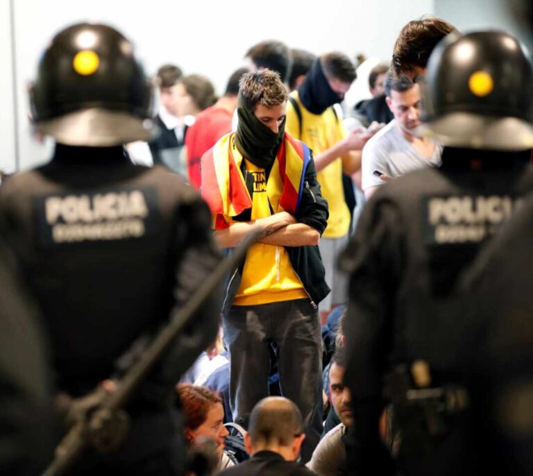 El Govern dice que las cargas de los Mossos buscaban proteger a los manifestantes de un delito de sedición