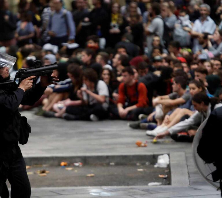 Un manifestante pierde un ojo y otro un testículo en las cargas policiales de El Prat
