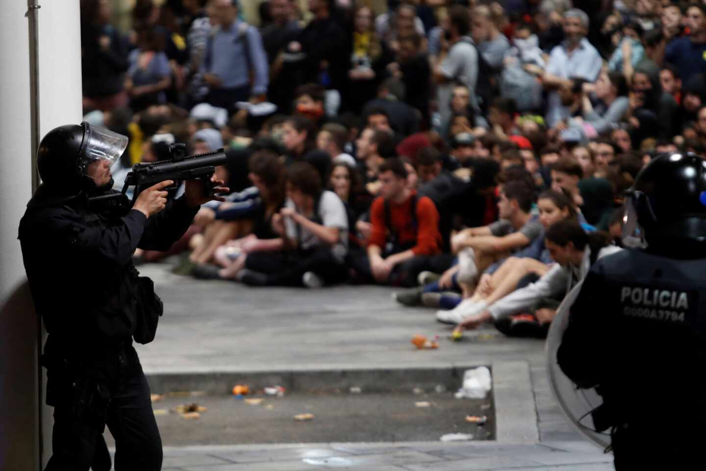 Un manifestante pierde un ojo y otro un testículo en las cargas policiales de El Prat
