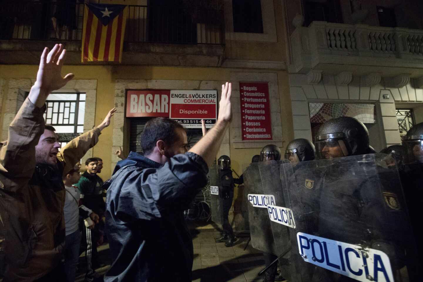 La Policía Nacional frena a los manifestantes, a las puertas de la Jefatura Superior de Policía en Barcelona, este lunes.