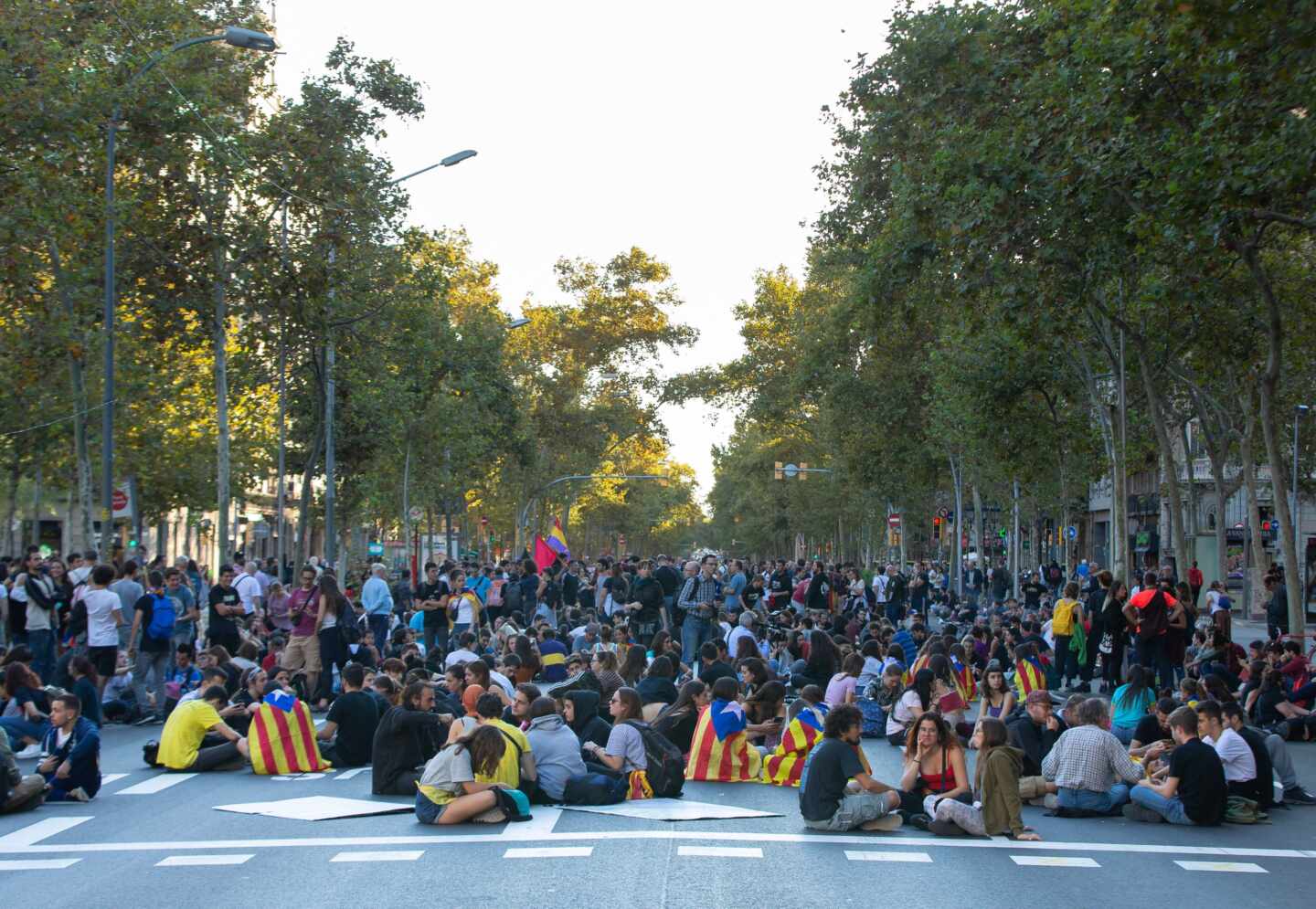 Independentistas comienzan a cortar calles en Barcelona en una nueva jornada de protestas