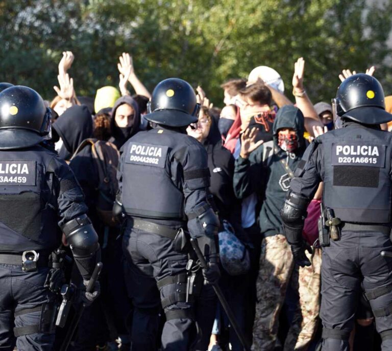 'Mossos' se quejan de que la jefatura hace la vista gorda y no tramita sanciones por las protestas