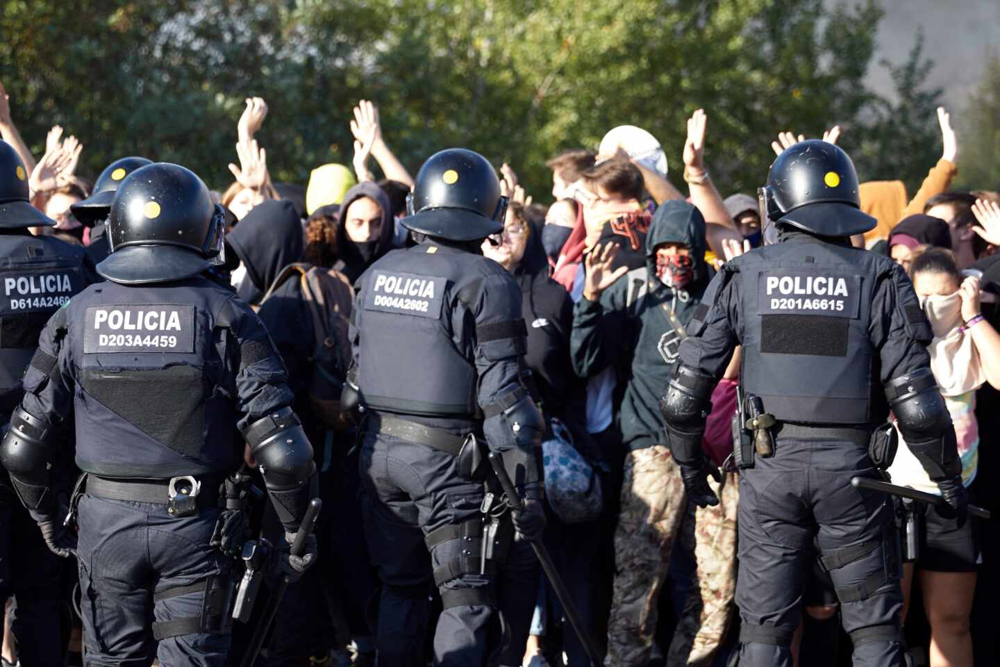 Agentes de Mossos d'Esquadra desalojan a manifestantes que cortaban el tráfico durante las protestas de Cataluña.