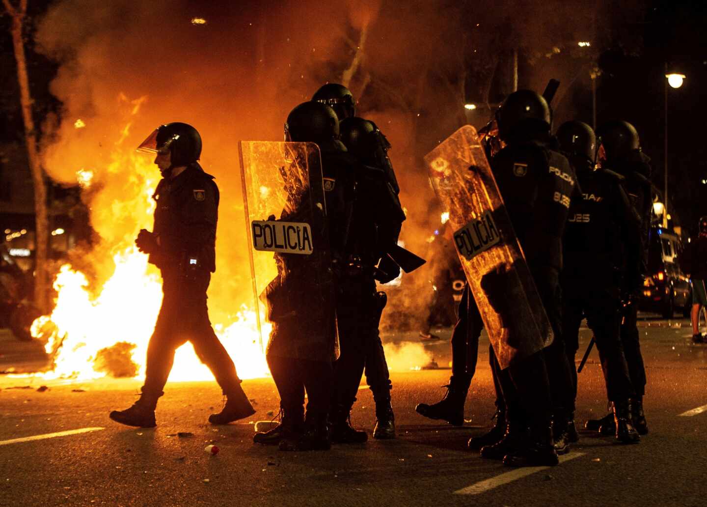 El Govern reconoce "grupos de personas violentas" en los disturbios de Barcelona