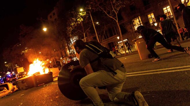 Un manifestante se enfrenta a los Mossos
