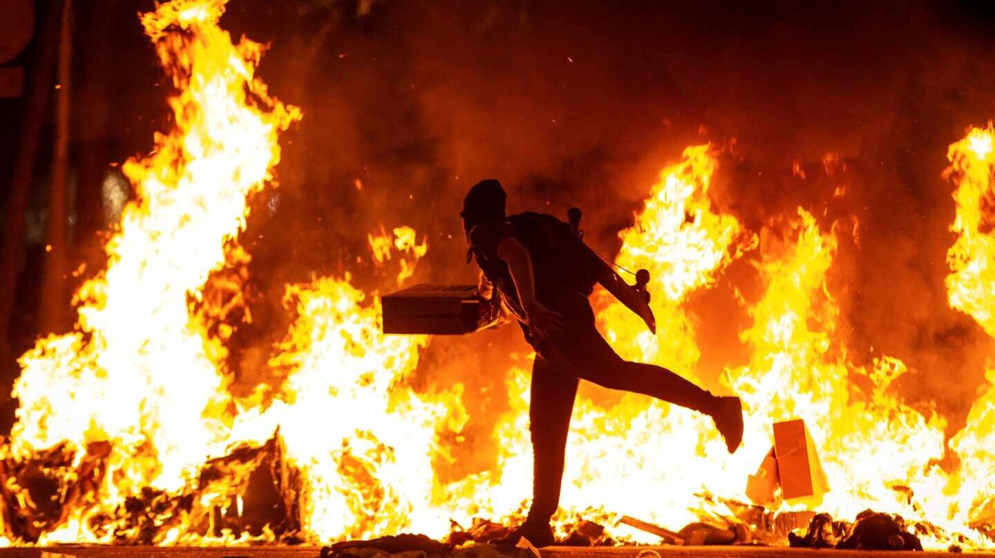Balance del caos en Cataluña: 72 agentes heridos, 30 detenidos y calles cortadas por los destrozos