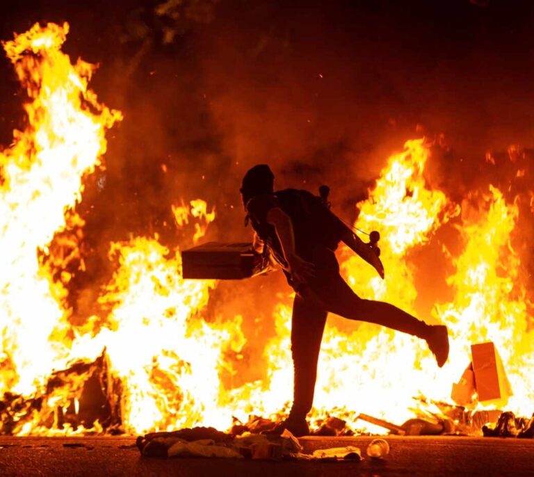 Balance del caos en Cataluña: 72 agentes heridos, 30 detenidos y destrozos urbanos