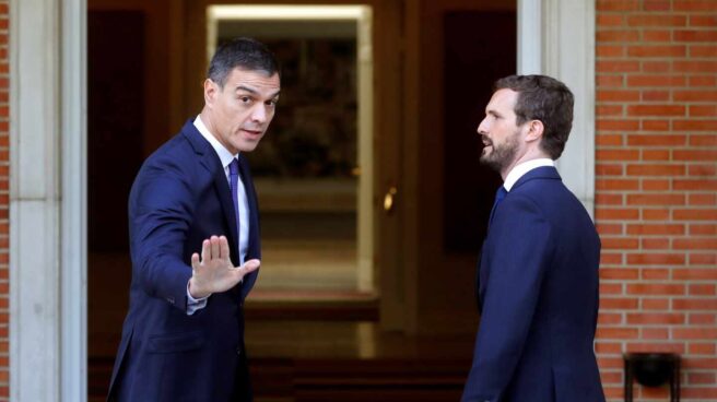 Sánchez recibe a Casado a su llegada a Moncloa