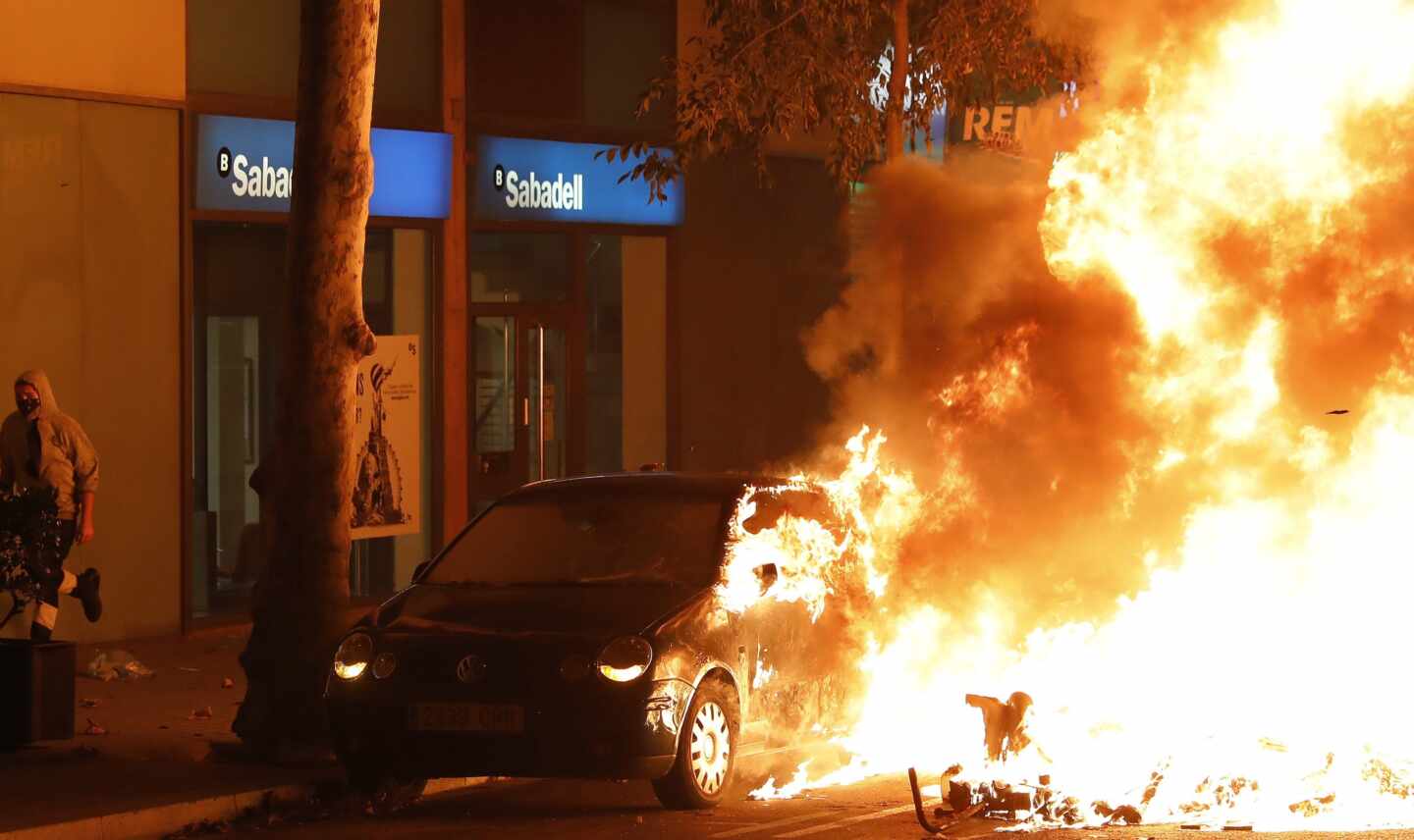 Un detenido por los Mossos por quemar neumáticos en Sant Celoni (Barcelona)