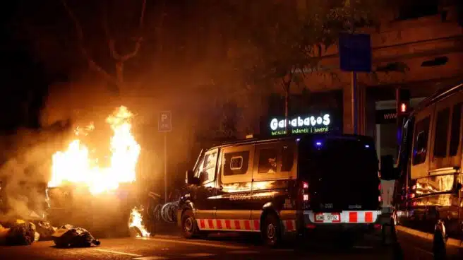 La tercera noche de violencia en Barcelona, en imágenes