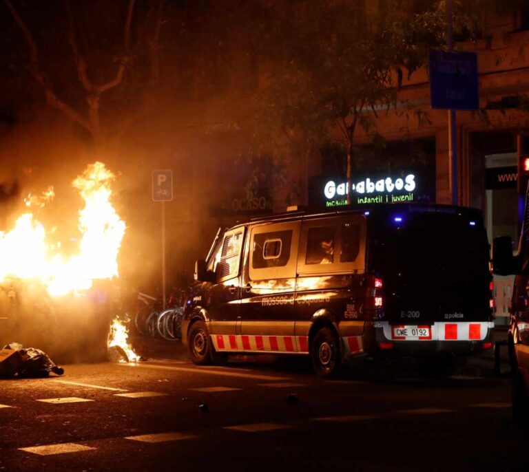 La tercera noche de violencia en Barcelona, en imágenes