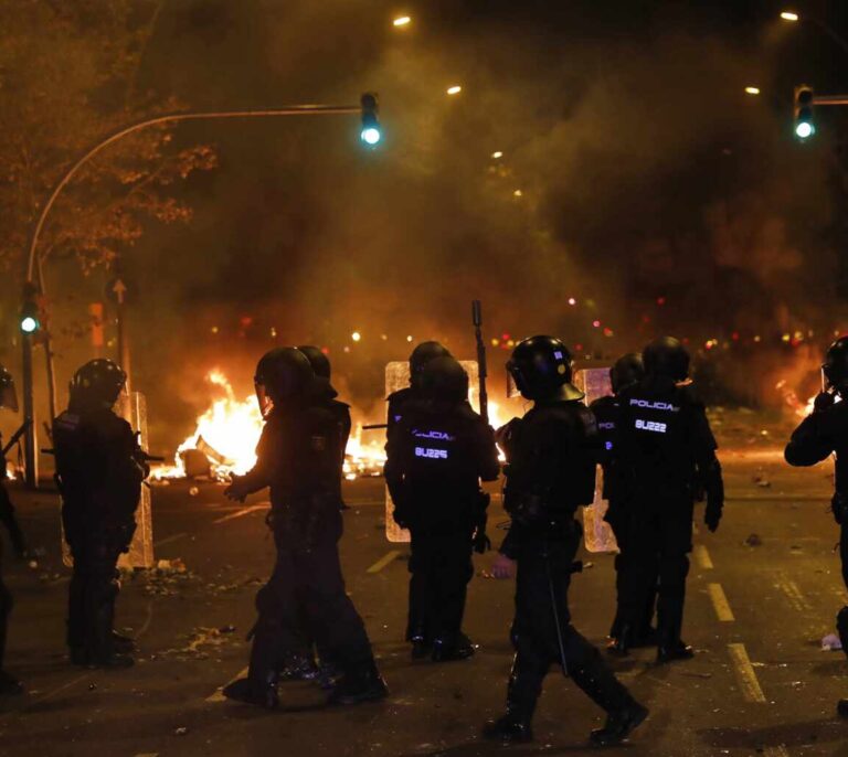 Buch eleva a 33 los agentes de los Mossos investigados por la gestión de los disturbios en Barcelona