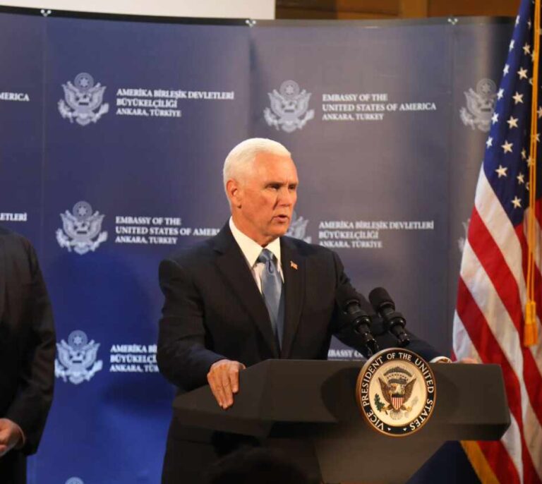 La Casa Blanca anuncia que el vicepresidente Pence recibirá la vacuna este viernes