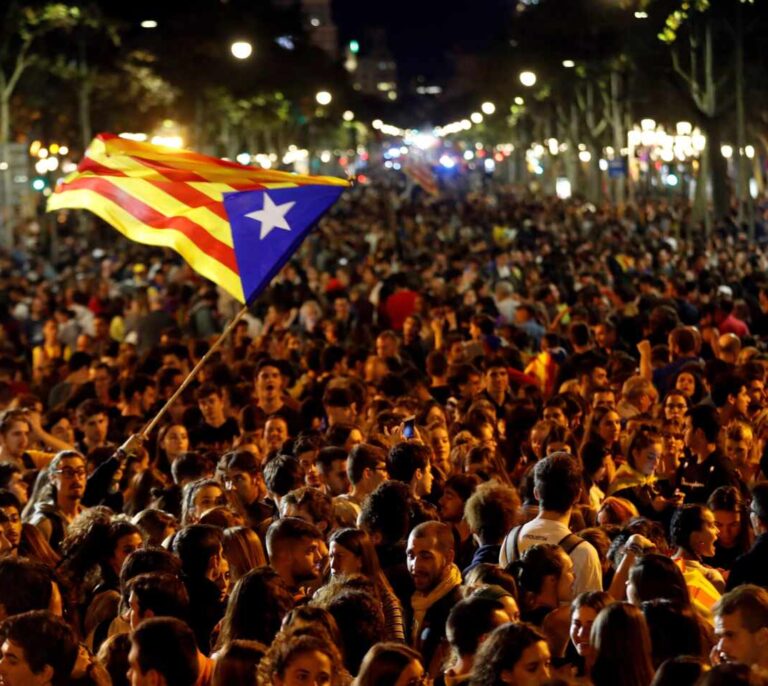 Los CDR lanzan objetos contra los periodistas y les fuerzan a retirarse de Gràcia