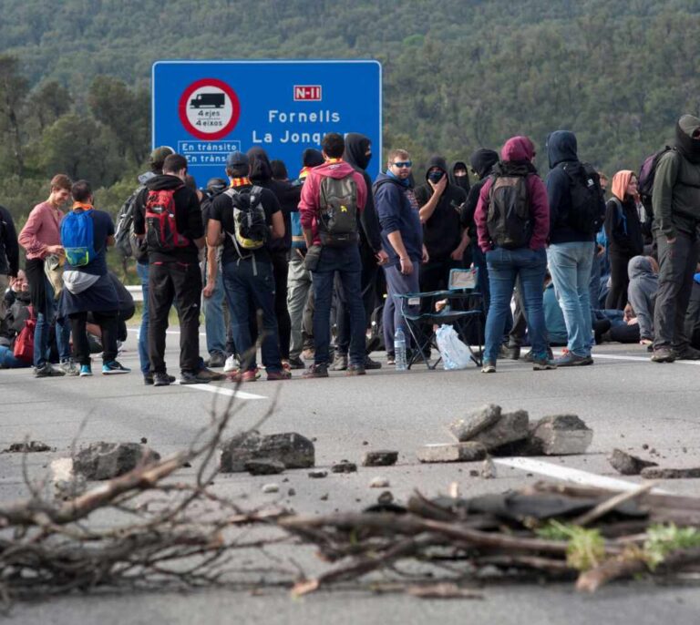 Colas kilométricas en La Jonquera al seguir cortada la autopista por los CDR
