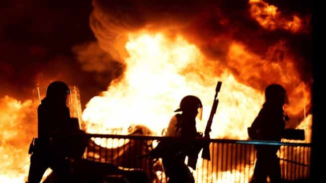 Huelga general en Cataluña: policías antidisturbios en Barcelona.