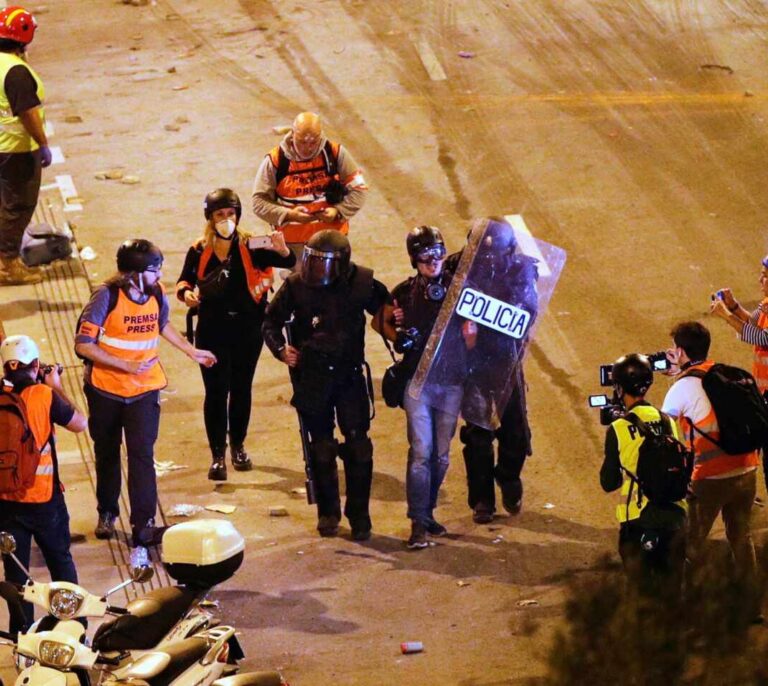 En libertad el fotógrafo de El País detenido durante los disturbios en Barcelona