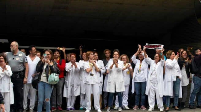 Varios manifestantes y trabajadores del hospital increpan al presidente del Gobierno en funciones, Pedro Sánchez,