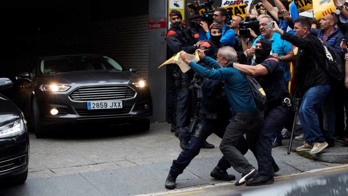 Manifestantes increpan a Pedro Sánchez a la salida del hospital de Sant Pau.