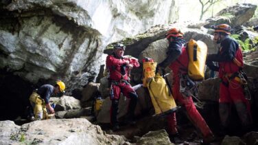 Salen al exterior los espeleólogos a los que se buscaba en Cantabria desde hace un día