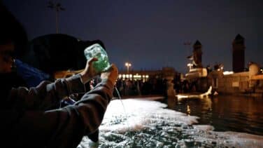 Los CDR llenan de 'Fairy' y espuma la plaza de España contra los "abusos policiales"
