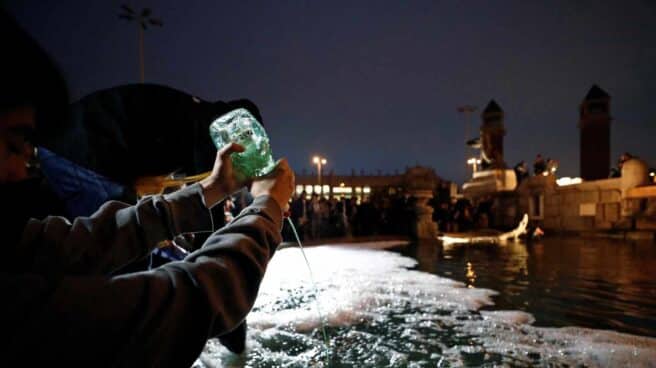 Centenares de personas se concentran en la plaza de España de Barcelona.