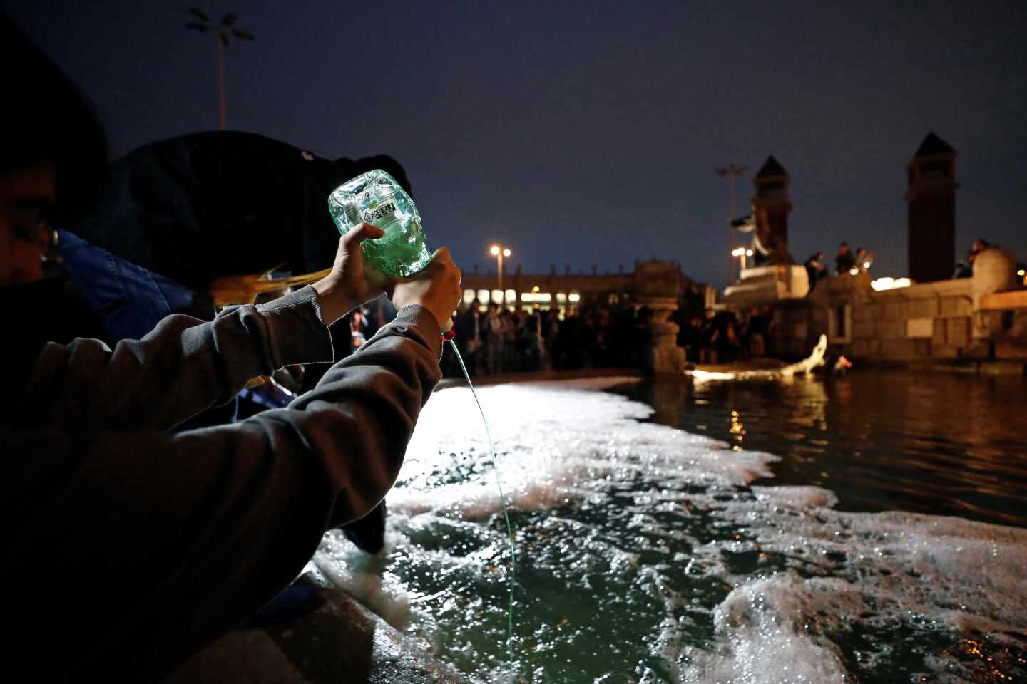 Los CDR llenan de 'Fairy' y espuma la plaza de España contra los "abusos policiales"