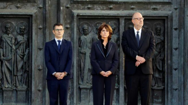 Los gastos vinculados a la exhumación de Franco doblan la cifra que dio el Gobierno Dolores Delgado, flanqueada por los altos cargos de Presidencia Félix Bolaños y Antonio J. Hidalgo, el día de la exhumación de Franco.