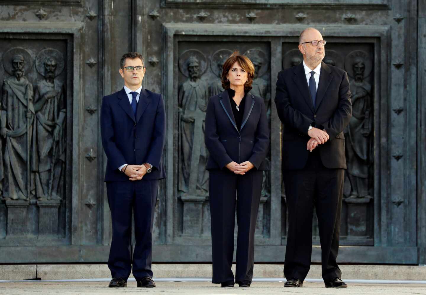 Dolores Delgado, flanqueada por los altos cargos de Presidencia Félix Bolaños y Antonio J. Hidalgo, el día de la exhumación de Franco.