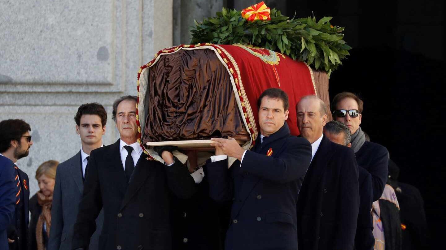 Luis Alfonso de Borbón, portando junto a sus tíos el féretro con los restos de su bisabuelo el pasado 24 de octubre.
