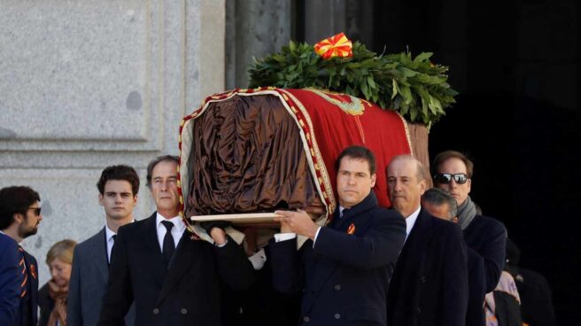 Luis Alfonso de Borbón, portando junto a sus tíos el féretro con los restos de su bisabuelo el pasado 24 de octubre.