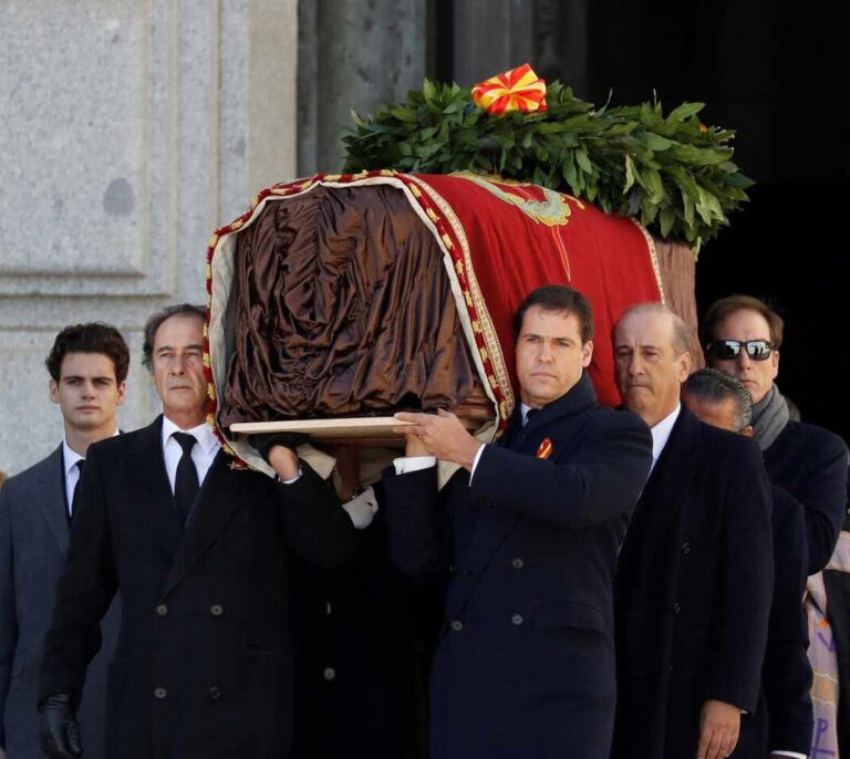 Los Franco critican el "impúdico circo mediático" de Sánchez con la exhumación