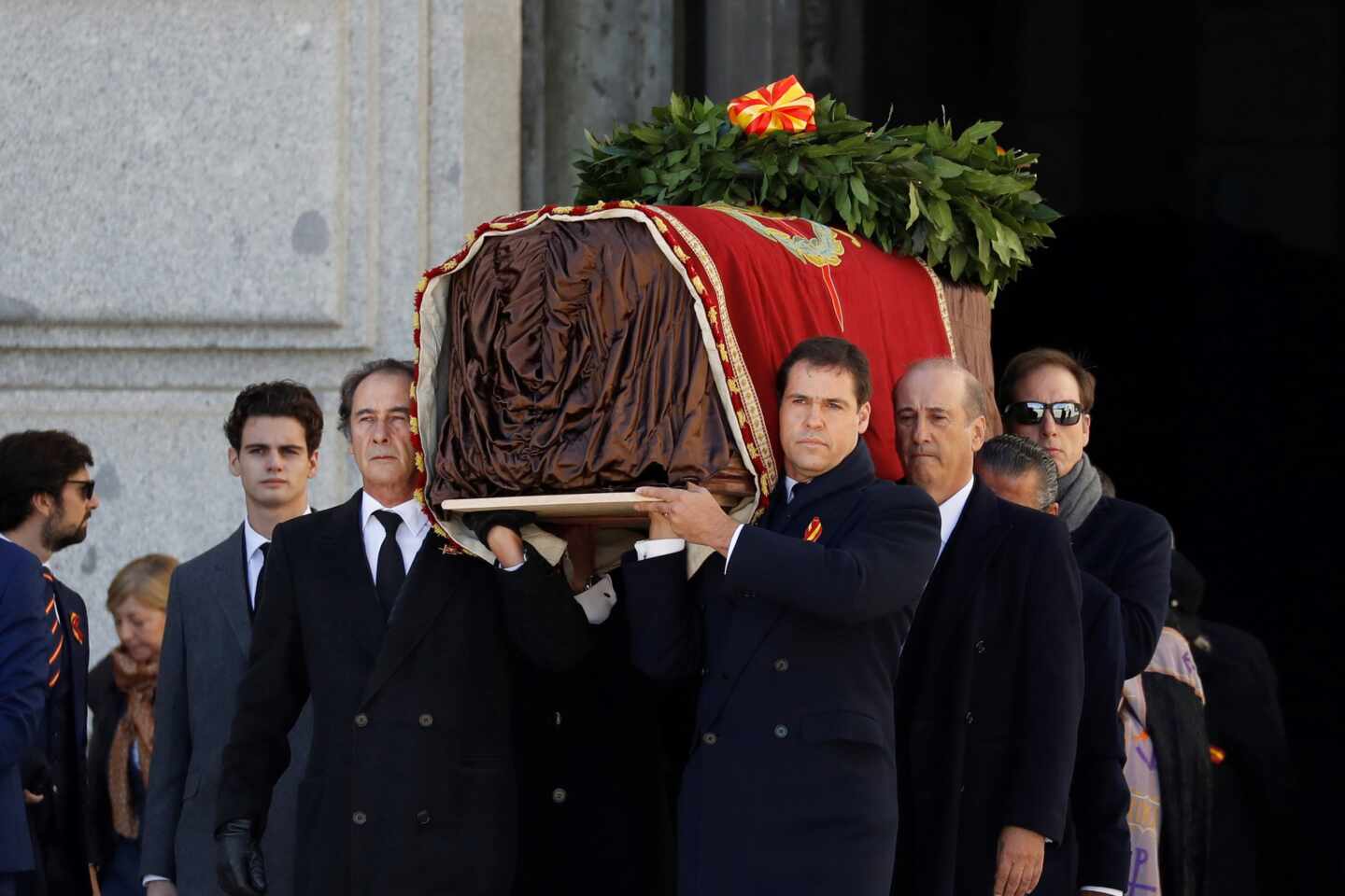 Luis Alfonso de Borbón, portando junto a sus tíos el féretro con los restos de su bisabuelo el pasado 24 de octubre.