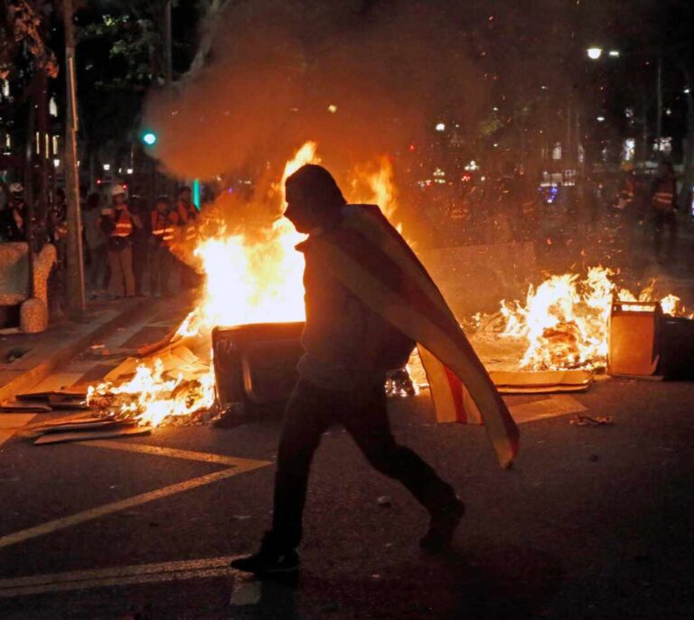 Al menos 30 heridos y tres detenidos en otra noche de fuego y violencia en Barcelona