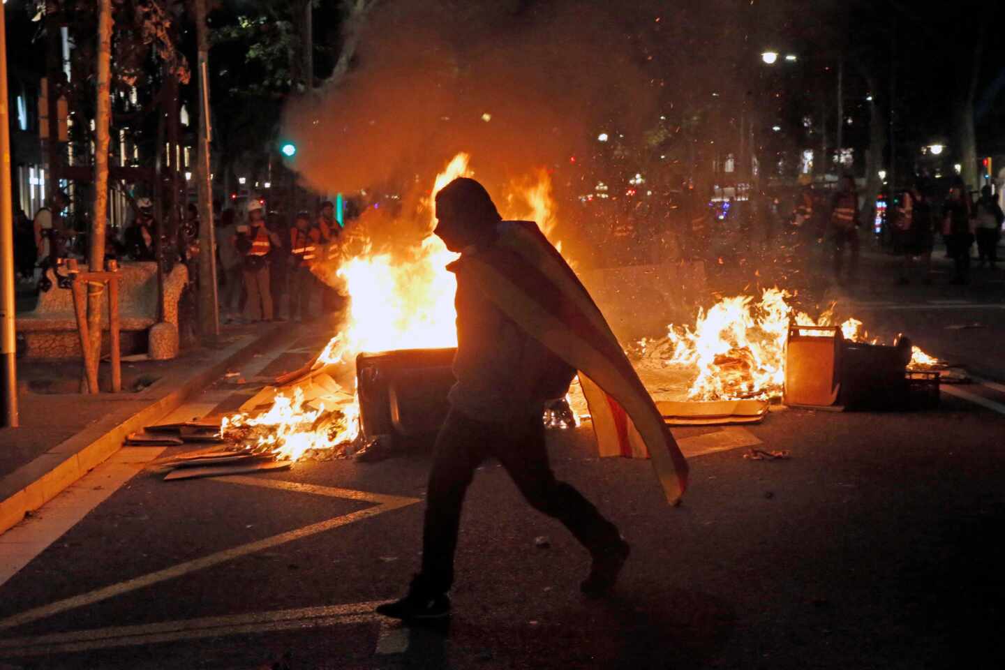 Al menos 30 heridos y tres detenidos en otra noche de fuego y violencia en Barcelona