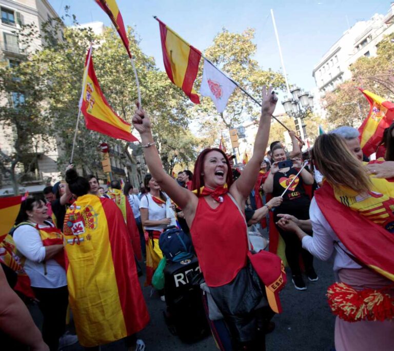 Multitudinaria manifestación en Barcelona para decir "basta" a la violencia independentista