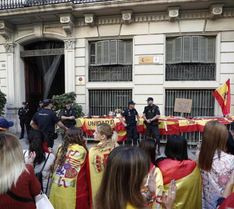 El Ayuntamiento de Barcelona pide a la Policía que abandone la Via Laietana