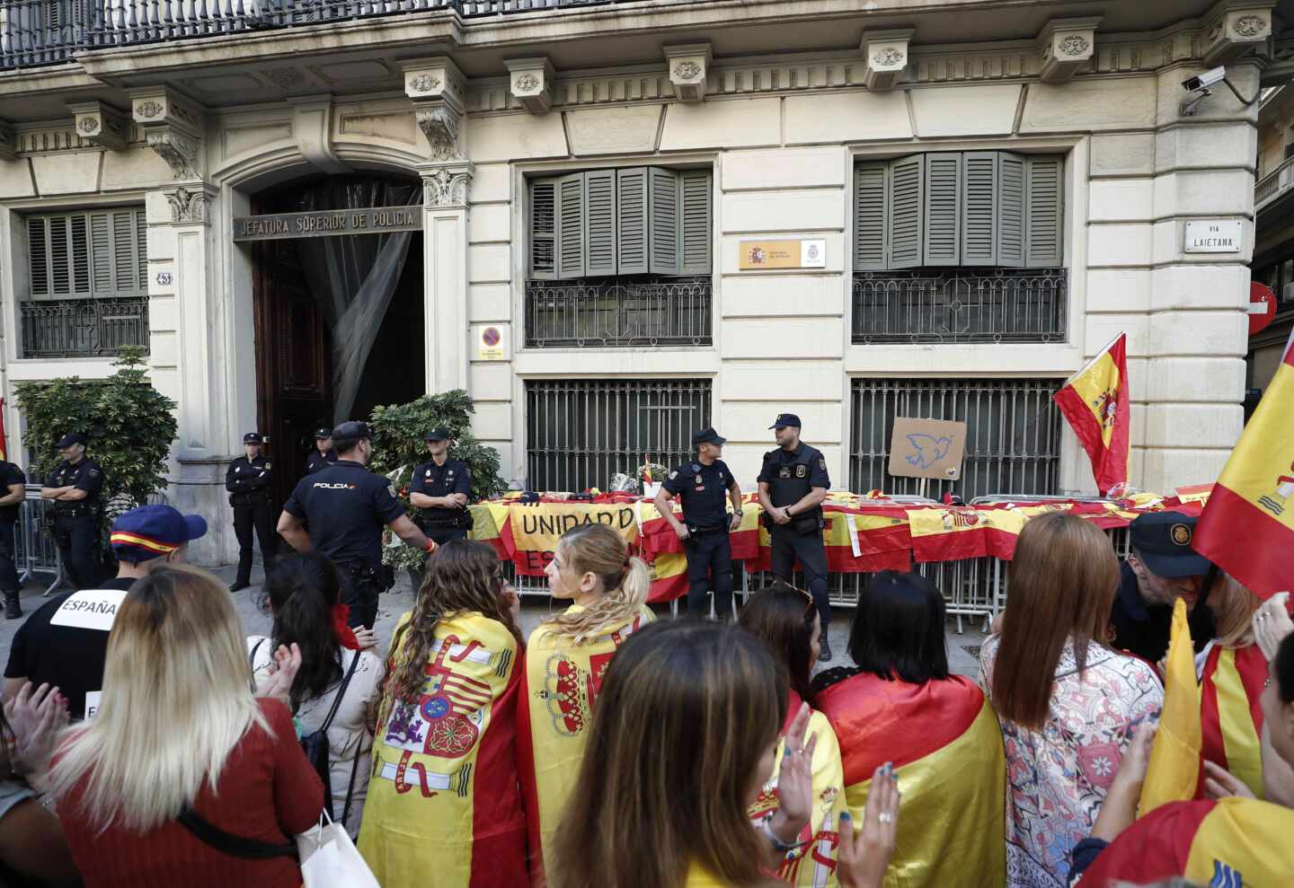 El Ayuntamiento de Barcelona pide a la Policía que abandone la Via Laietana