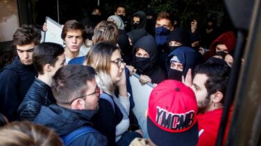 Tensión en la Pompeu Fabra entre radicales y decenas de estudiantes que quieren asistir a clase