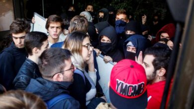 Tensión en la Pompeu Fabra entre radicales y decenas de estudiantes que quieren asistir a clase