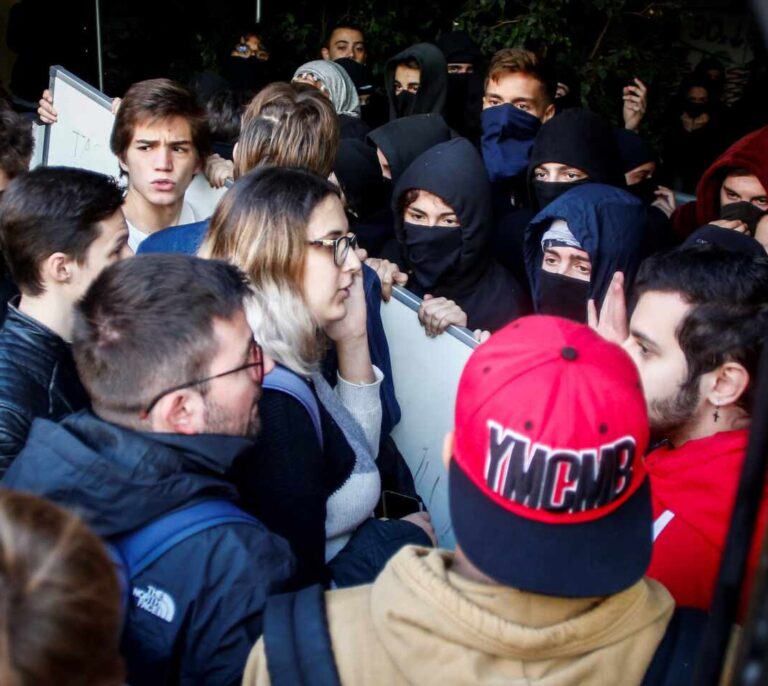 Tensión en la Pompeu Fabra entre radicales y decenas de estudiantes que quieren asistir a clase