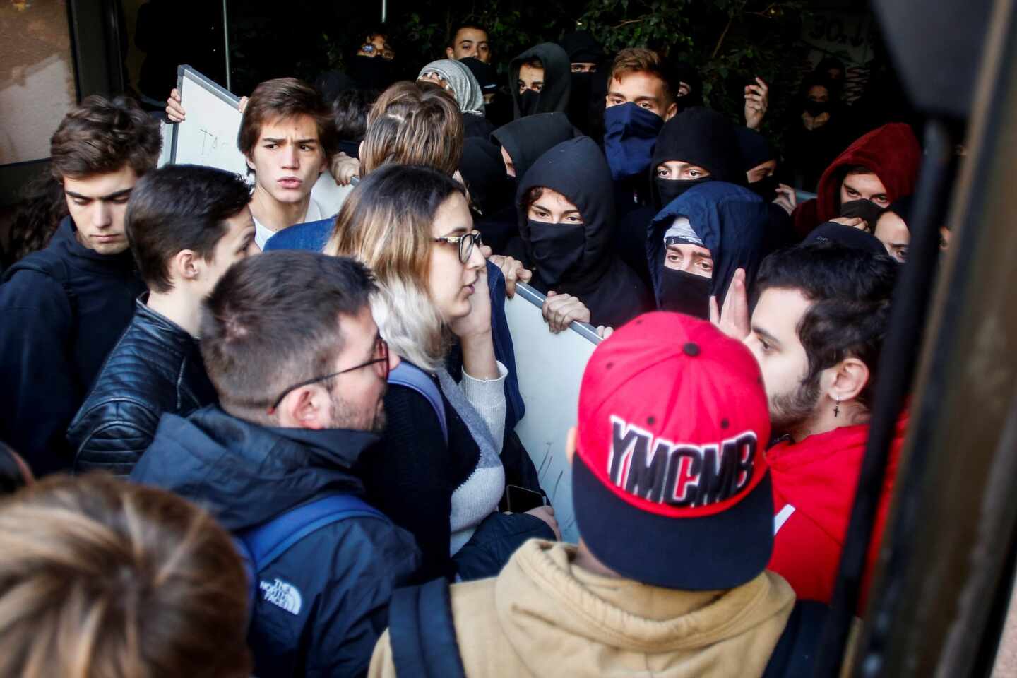 Tensión en la Pompeu Fabra entre radicales y decenas de estudiantes que quieren asistir a clase