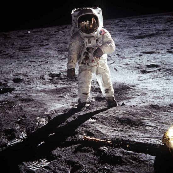 Aldrin camina sobre la superficie lunar