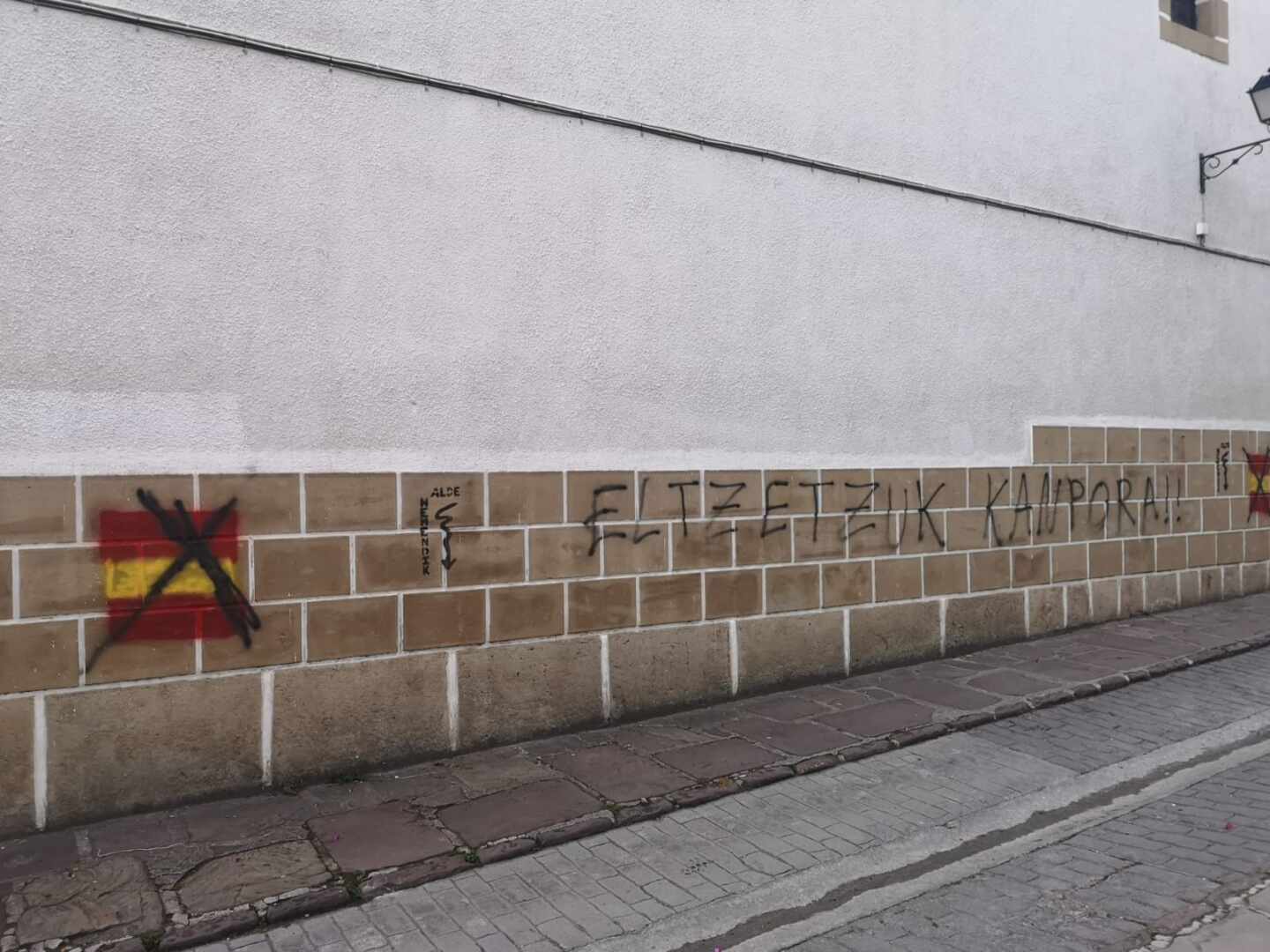 Aparecen pintadas contra la Guardia Civil en Navarra en el colegio al que acuden hijos de agentes