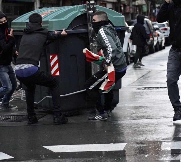 22 detenidos y dos agentes heridos en los disturbios contra Vox en el centro de Bilbao