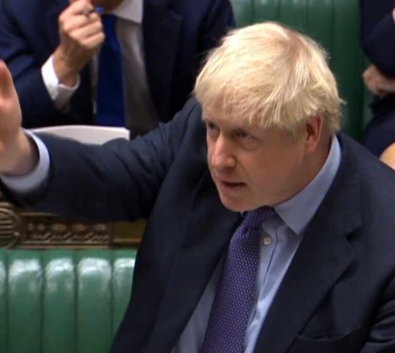 Boris Johnson amenaza con elecciones y retirar el Acuerdo si votan hoy en contra