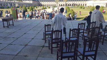 El Valle de los Caídos celebra su misa de domingo a la intemperie ante el cierre de la basílica