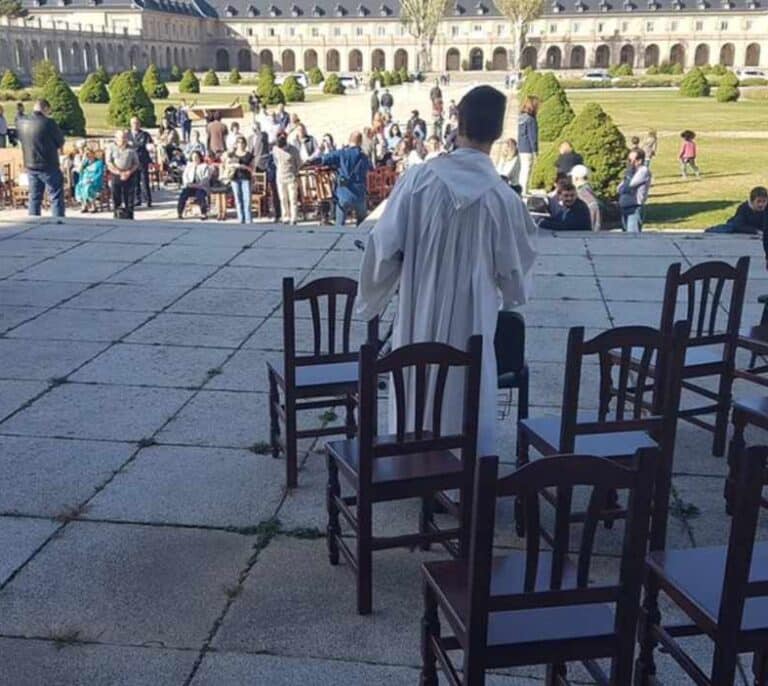 El Valle de los Caídos celebra su misa de domingo a la intemperie ante el cierre de la basílica