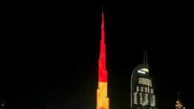 Una bandera de España ilumina el Burj Khalifa por el 12 de octubre